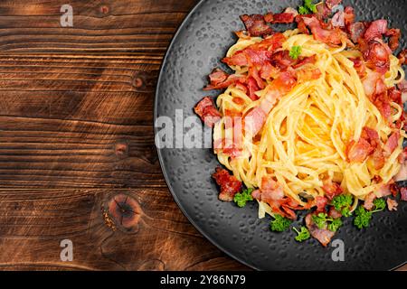 Pasta con salsa alla carbonara, pancetta, parmigiano e uova. Spazio per il testo. Foto Stock