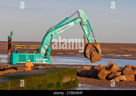 Rossal Fleetwood. Meteo nel Regno Unito 03 ottobre 2024. Partenza la mattina presto per gli appaltatori a Rossal Point. Nuovo sistema di gestione degli impianti di recupero lavori costieri. Rossall Coastal Sea Defence sistemi di corazzatura rocciosa veicoli e attrezzature; un progetto ambizioso che prevede la fornitura di 300.000 tonnellate di aggregati per fortificare la costa. Credito; MediaWorldImages/AlamyLiveNews Foto Stock