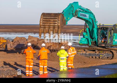 Rossal Fleetwood. Meteo nel Regno Unito 03 ottobre 2024. Partenza la mattina presto per gli appaltatori a Rossal Point. Nuovo sistema di gestione degli impianti di recupero lavori costieri. Rossall Coastal Sea Defence sistemi di corazzatura rocciosa veicoli e attrezzature; un progetto ambizioso che prevede la fornitura di 300.000 tonnellate di aggregati per fortificare la costa. Credito; MediaWorldImages/AlamyLiveNews Foto Stock