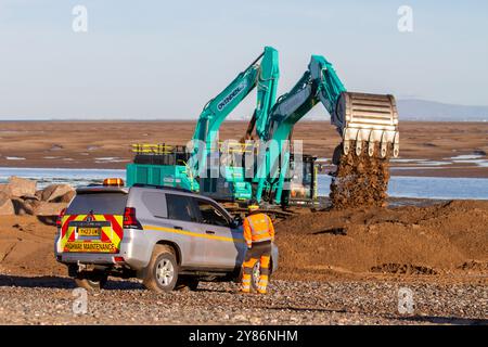 Rossal Fleetwood. Meteo nel Regno Unito 03 ottobre 2024. Partenza la mattina presto per gli appaltatori a Rossal Point. Nuovo sistema di gestione degli impianti di recupero lavori costieri. Rossall Coastal Sea Defence sistemi di corazzatura rocciosa veicoli e attrezzature; un progetto ambizioso che prevede la fornitura di 300.000 tonnellate di aggregati per fortificare la costa. Credito; MediaWorldImages/AlamyLiveNews Foto Stock