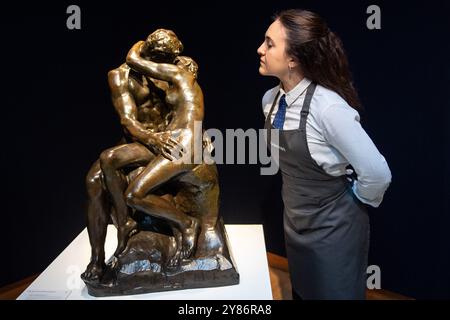 Londra, Inghilterra, Regno Unito. 3 ottobre 2024. Il tecnico di Christie guarda le Baiser di Auguste Rodin durante un'anteprima stampa per il London Evening sale del XX/XXI secolo da Christie's.. L'opera d'arte è stimata a 900.000 GBP "« 1.200.000 GBP e sarà messa all'asta il 9 ottobre 2024. (Credit Image: © Thomas Krych/ZUMA Press Wire) SOLO PER USO EDITORIALE! Non per USO commerciale! Foto Stock