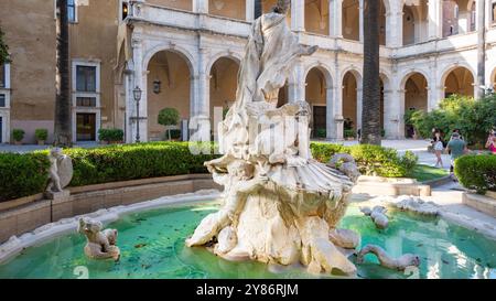 Roma, Italia, 22 luglio 2024, Fontana dei Giardini di Palazzo Venezia all'interno di Palazzo Venezia, solo editoriale. Foto Stock