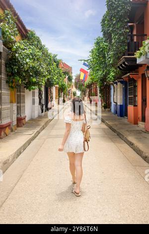 Giovane donna che cammina per la città fortificata di Cartagena de Indias, le strade della Colombia al mattino. Foto Stock