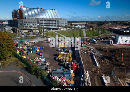 Smethwick, Sandwell, 3 ottobre 2024. Il Midland Metropolitan Hospital di Smethwick, vicino a Birmingham, aprirà domenica 6 ottobre, sei anni dopo. Il sito del super ospedale, che costava 988 milioni di sterline, doveva essere completato nell'ottobre 2018 prima che Carillion collassasse in amministrazione. L'ospedale, situato a 4 miglia dal centro di Birmingham, è stato poi afflitto da problemi dopo che una gru è crollata nell'edificio durante la costruzione nel 2019 e poi il sito è stato colpito da ritardi del coronavirus con una seconda data di consegna di 2022. Anche la facciata doveva essere sostituita in t Foto Stock