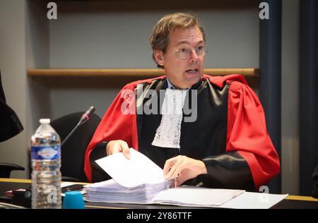 Presidente della corte Adrien van der Linden d'Hooghvorst, nella foto durante la sessione di costituzione della giuria al processo per assise di A. Mokhtari, presso la Corte d'assise Hainaut, a Mons, giovedì 03 ottobre 2024. A. Mokhtari è accusato di aver ucciso un bambino di pochi mesi nel settembre 2021 a Charleroi. BELGA FOTO VIRGINIE LEFOUR Foto Stock