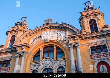 Teatro nazionale rumeno e Teatro dell'Opera illuminati dal sole serale, Cluj-Napoca, Transilvania, Romania Foto Stock