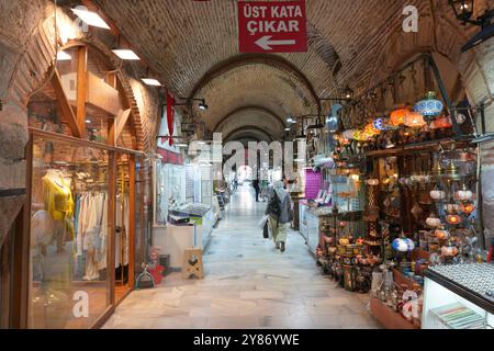 IZMIR, TURKIYE - 4 LUGLIO 2023: Persone che fanno shopping nel vecchio bazar di Kizlaragasi, dove è stato costruito nel 1744 e uno dei bazar tradizionali più popolari di Iz Foto Stock