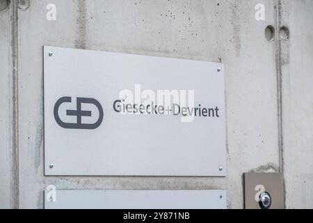 Die GieseckeDevrient GmbH GD ist ein inhabergeführter, internationaler Konzern Hidden Champion mit Hauptsitz in der Prinzregentenstraße in München, der sich vom Hersteller von Banknoten, Substraten, Banknotenbearbeitungsmaschinen, Wertpapieren, Ausweisen Personalausweise und Reisepässe und Zahlungskarten zu einenolom Anbieter von Sicheren Identitäten, Infracherechetungen Konnektivität Digithecheten en en en en en en en en en en en en en en,. Hier Die Druckerei in der Leipziger Filiale im Bereich Goldschmidt und Nürnbergerstraße. Giesecke und Devrient druckt a Lipsia, u.d. Euro Gelscheine Foto Stock