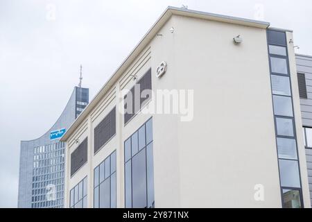 Die GieseckeDevrient GmbH GD ist ein inhabergeführter, internationaler Konzern Hidden Champion mit Hauptsitz in der Prinzregentenstraße in München, der sich vom Hersteller von Banknoten, Substraten, Banknotenbearbeitungsmaschinen, Wertpapieren, Ausweisen Personalausweise und Reisepässe und Zahlungskarten zu einenolom Anbieter von Sicheren Identitäten, Infracherechetungen Konnektivität Digithecheten en en en en en en en en en en en en en en,. Hier Die Druckerei in der Leipziger Filiale im Bereich Goldschmidt und Nürnbergerstraße. Giesecke und Devrient druckt a Lipsia, u.d. Euro Gelscheine Foto Stock