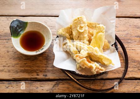 Verdure in pastella con tempura cinese servite in un cestino con salsa di soia Foto Stock