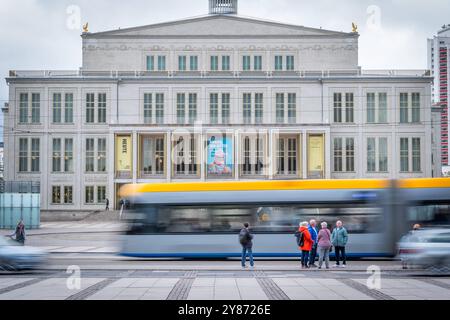 Die Oper Leipzig ist ein Drei-Sparten-Theater, bestehend aus der eigentlichen Oper, dem Leipziger Ballett und der Musikalischen Komödie Operette und Musical. 1 Sie ist neben Gewandhaus, Schauspiel und Theater der Jungen Welt einer der kulturellen Eigenbetriebe der Stadt Leipzig. Die Oper Leipzig betreibt zwei Spielstätten: DAS Opernhaus am Augustusplatz in der Innenstadt für Oper und Ballett und das Haus Dreilinden im Stadtteil Lindenau Musikalische Komödie. Die Oper Leipzig steht in der Tradition von mittlerweile 330 Jahren Musiktheaterpflege a Lipsia. 1693 wurde das erste Leipziger Opernha Foto Stock