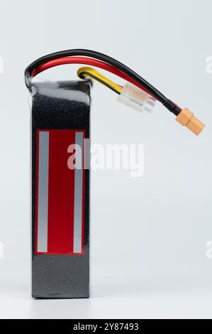 Batteria accumulatore con cavi isolati su sfondo bianco studio Foto Stock