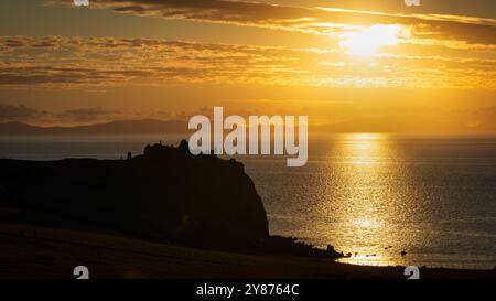 Castello di Duntulm al tramonto Foto Stock