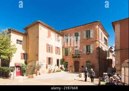 La piazza e il municipio di Roussillon, il Luberon, Francia Foto Stock