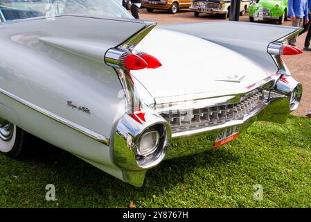 Suresnes, Francia 09.21.2024 la parte posteriore di una Cadillac DeVille bianca d'epoca con luci di posizione posteriori e pinne sgargianti Foto Stock