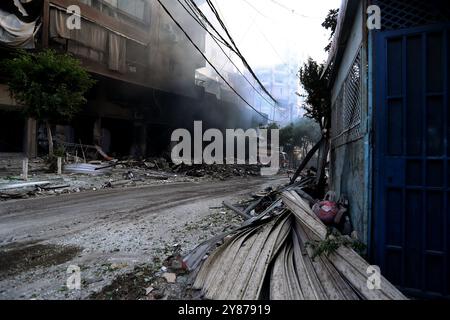 Beirut, Libano. 3 ottobre 2024. Il fumo fuoriesce dal sito di un attacco aereo israeliano. Credito: Stringer/dpa/Alamy Live News Foto Stock