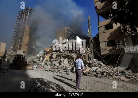 Beirut, Libano. 3 ottobre 2024. Il fumo fuoriesce dal sito di un attacco aereo israeliano. Credito: Stringer/dpa/Alamy Live News Foto Stock