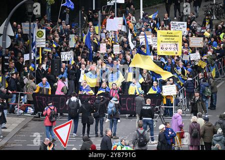 Berlino, Germania. 3 ottobre 2024. Le controdimostranti con bandiere ucraine sono presenti a una dimostrazione dell'alleanza "mai più guerra”. Crediti: Sebastian Gollnow/dpa/Alamy Live News Foto Stock