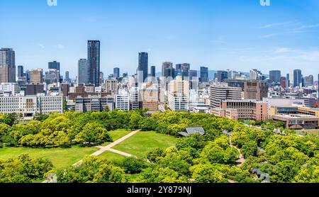 Vista panoramica con i moderni grattacieli di vetro visti dal Castello di Osaka, in Giappone. Foto Stock