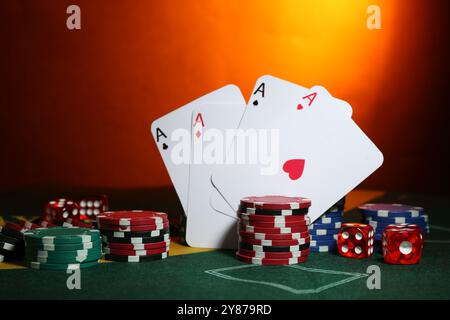 Fiche di poker, dadi e carte da gioco sul green table Foto Stock