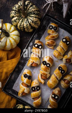 Cibo di Halloween. Ssalsiccia in forma di mummie Foto Stock