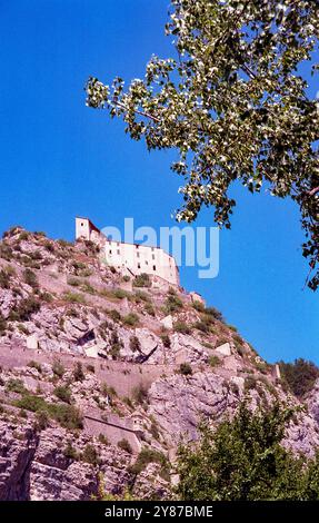 Cittadella fortificata nel villaggio alpino medievale di Entrevaux nelle Alpi francesi meridionali Foto Stock