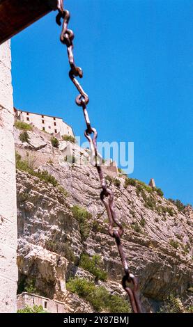 Ponte levatoio e cittadella fortificata nel villaggio alpino medievale di Entrevaux nelle Alpi francesi meridionali Foto Stock