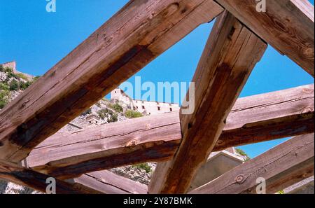 Ponte levatoio e cittadella fortificata nel villaggio alpino medievale di Entrevaux nelle Alpi francesi meridionali Foto Stock