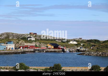 Vista del più antico villaggio di pescatori della Norvegia, Traena Foto Stock