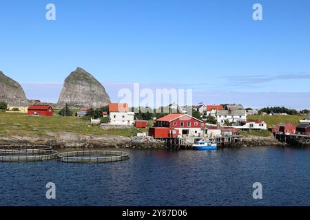 Vista del più antico villaggio di pescatori della Norvegia, Traena Foto Stock