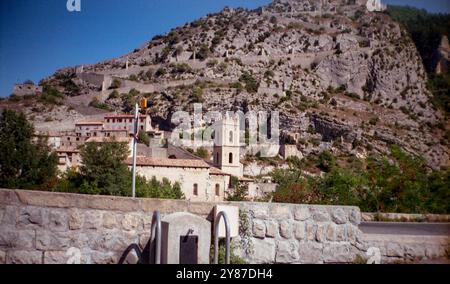 Villaggio alpino medievale di Entrevaux nelle Alpi francesi meridionali Foto Stock