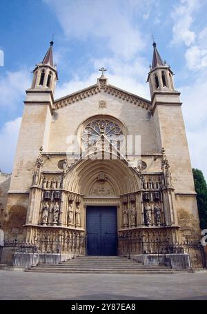 La facciata della chiesa di Santa Maria. Vilafranca del Penedes, provincia di Barcellona, in Catalogna, Spagna. Foto Stock