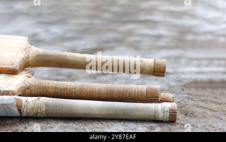 Manici di cricket in legno appoggiati su una superficie scura, simboleggiano il concetto di attività fisica attraverso il cricket e la passione dell'enthusia del cricket Foto Stock