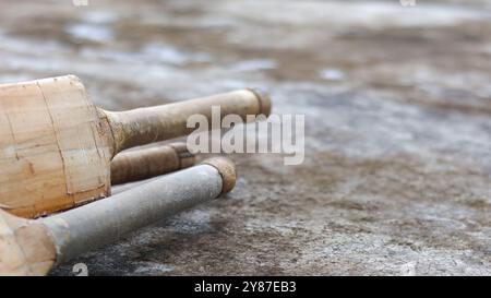 Manici di cricket in legno appoggiati su una superficie scura, simboleggiano il concetto di attività fisica attraverso il cricket e la passione dell'enthusia del cricket Foto Stock