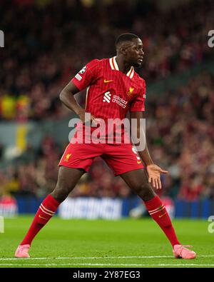 Ibrahima Konate del Liverpool durante la partita di UEFA Champions League tra Liverpool e Bologna FC 1909 ad Anfield, Liverpool, mercoledì 2 ottobre 2024. (Foto: Steven Halliwell | mi News) crediti: MI News & Sport /Alamy Live News Foto Stock