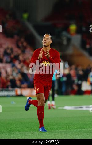 Virgil van Dijk di Liverpool applaude i propri tifosi durante la partita di UEFA Champions League tra Liverpool e Bologna FC 1909 ad Anfield, Liverpool, mercoledì 2 ottobre 2024. (Foto: Steven Halliwell | mi News) crediti: MI News & Sport /Alamy Live News Foto Stock