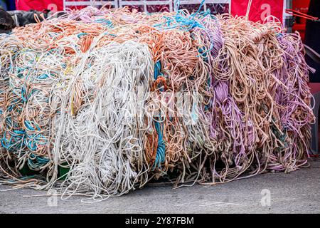 Spago colorato e caotico per imballatrici agricole su un pallet pronto per essere inviato per il riciclaggio. Credito John Rose/Alamy Foto Stock