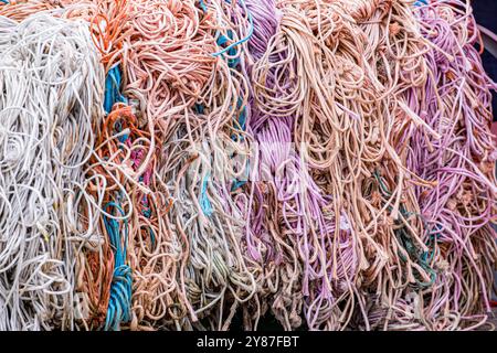 Spago colorato e caotico per imballatrici agricole su un pallet pronto per essere inviato per il riciclaggio. Credito John Rose/Alamy Foto Stock