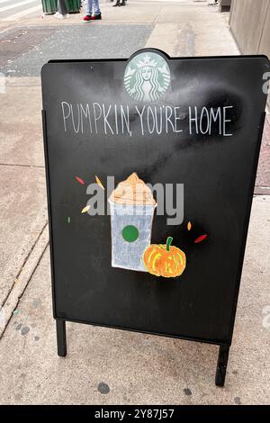 New York, Stati Uniti. 18 settembre 2024. Un cartello all'esterno di uno Starbucks Cafe a Manhattan pubblicizza bevande aromatizzate alla zucca il 18 settembre 2024. Secondo i comunicati stampa, il menu di Starbucks dell'autunno 2024 include il famoso latte delle spezie di zucca, oltre a Iced Apple Crisp Nondairy Cream Chai, Pumpkin Cream Cold Brew e Iced Pumpkin Cream Chai. (Foto di Samuel Rigelhaupt/Sipa USA) credito: SIPA USA/Alamy Live News Foto Stock