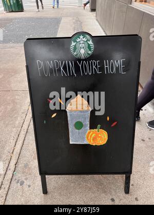 New York, Stati Uniti. 18 settembre 2024. Un cartello all'esterno di uno Starbucks Cafe a Manhattan pubblicizza bevande aromatizzate alla zucca il 18 settembre 2024. Secondo i comunicati stampa, il menu di Starbucks dell'autunno 2024 include il famoso latte delle spezie di zucca, oltre a Iced Apple Crisp Nondairy Cream Chai, Pumpkin Cream Cold Brew e Iced Pumpkin Cream Chai. (Foto di Samuel Rigelhaupt/Sipa USA) credito: SIPA USA/Alamy Live News Foto Stock