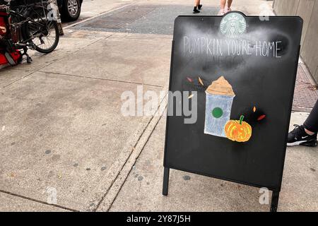 New York, Stati Uniti. 18 settembre 2024. Un cartello all'esterno di uno Starbucks Cafe a Manhattan pubblicizza bevande aromatizzate alla zucca il 18 settembre 2024. Secondo i comunicati stampa, il menu di Starbucks dell'autunno 2024 include il famoso latte delle spezie di zucca, oltre a Iced Apple Crisp Nondairy Cream Chai, Pumpkin Cream Cold Brew e Iced Pumpkin Cream Chai. (Foto di Samuel Rigelhaupt/Sipa USA) credito: SIPA USA/Alamy Live News Foto Stock