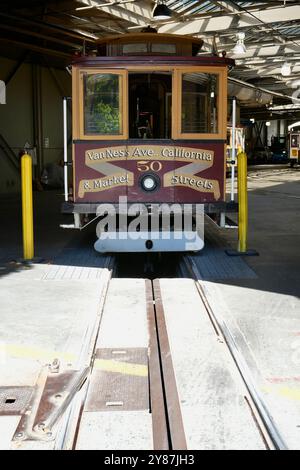 California Street Cable Car 50, presso il deposito. Costruito all'interno dell'hotel nel 1910 dalla California Street Cable Railroad Co Foto Stock