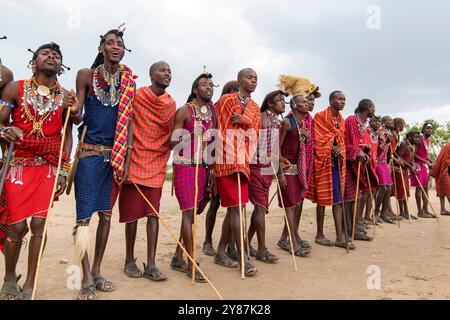 I Maasai preformano la tradizionale danza jumping in un villaggio Maasai a Maasai Mara, Kenya. Foto Stock