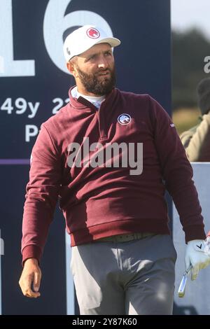 Carnoustie, Angus, Regno Unito. 3 ottobre 2024. Alfred Dunhill Links Golf Championship, Round 1; Jon Rahm della Spagna sul 16° tee del campo da Campionato di Carnoustie Golf Links, durante il primo round del campionato Dunhill Links Credit: Action Plus Sports/Alamy Live News Foto Stock