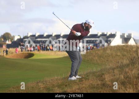 Carnoustie, Angus, Regno Unito. 3 ottobre 2024. Alfred Dunhill Links Golf Championship, Round 1; Jon Rahm di Spagna gioca dal grezzo sulla quindicesima buca del campo da Campionato di Carnoustie Golf Links, durante il primo round del campionato Dunhill Links Credit: Action Plus Sports/Alamy Live News Foto Stock