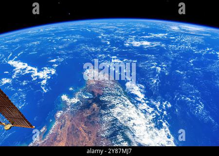 Pianeta Terra mare blu e parte del Madagascar. Miglioramento digitale di un'immagine da parte della NASA Foto Stock