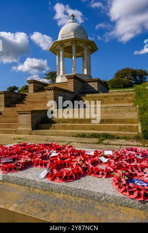 Il Chattri War Memorial, che commemora i soldati caduti dell'esercito indiano durante la prima guerra mondiale. Sito di cremazione con corone di papavero. Sussex, Inghilterra. Foto Stock