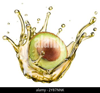 metà di avocado in spruzzi d'olio isolato su fondo bianco. Foto Stock