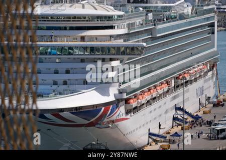 La Valletta, Malta, 2 maggio 2024, Incrociatore nel porto di la Valletta Foto Stock