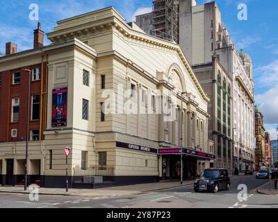 Manchester, Regno Unito, 28 settembre 2024: Opera House. Edificio storico caratterizzato da architettura classica in una vivace strada cittadina. Foto Stock